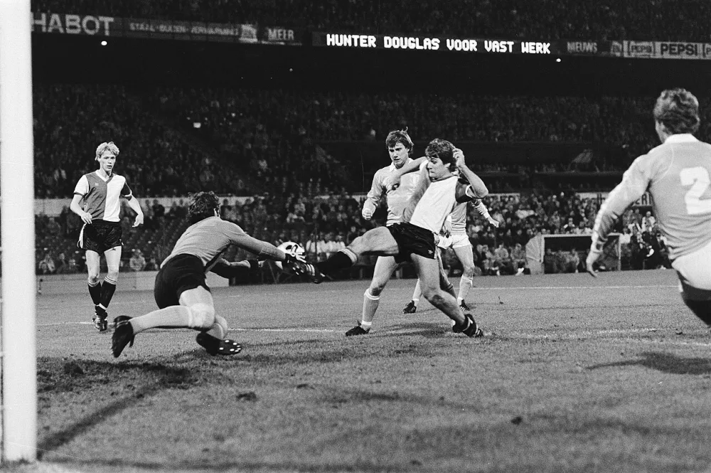 Wim van Til (rechts) stuit op doelman Möller, links Petur Petursson. Foto: Koen Suyk / Anefo, Nationaal Archief (CC0).