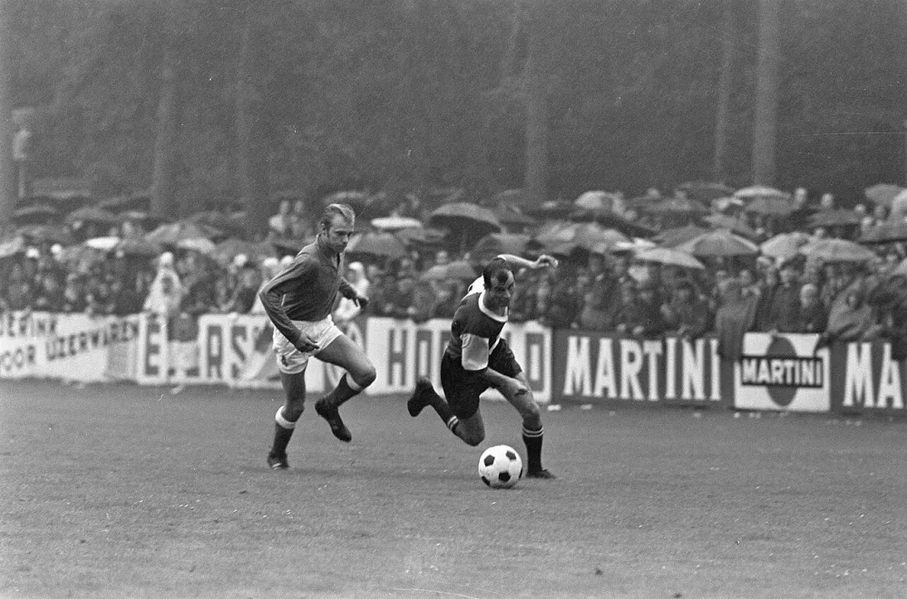 Coen Moulijn passeert een tegenstander. Foto: fotograaf onbekend / Anefo, Nationaal Archief (CC0).
