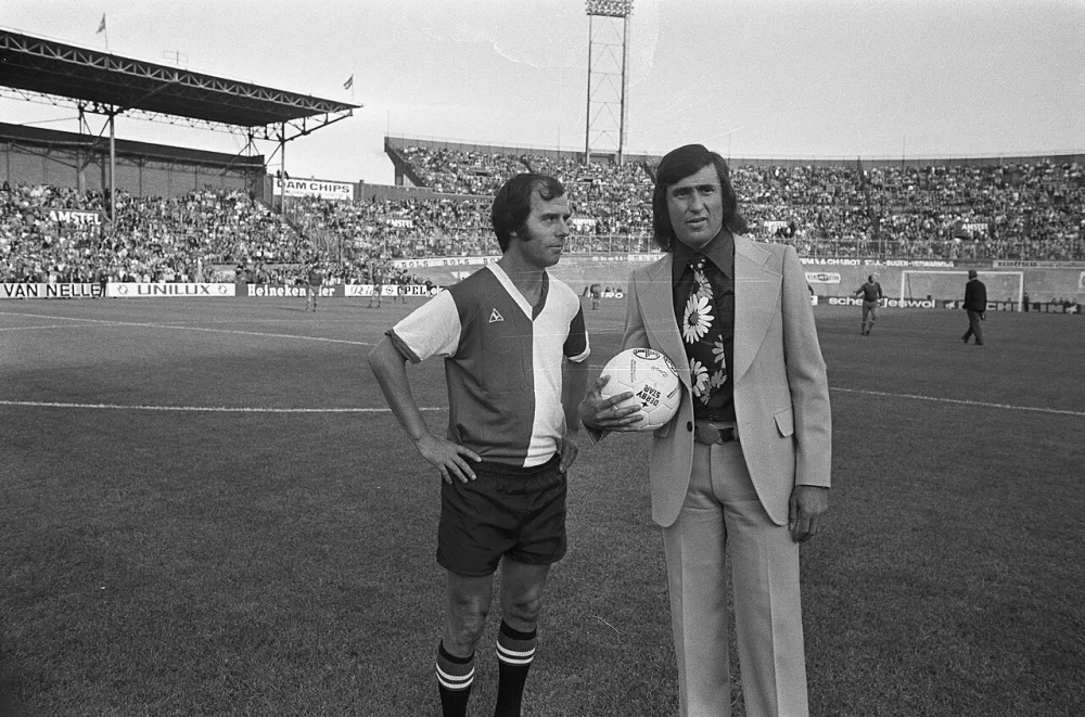 Oud-Ajax tegen oud-Feyenoord, Sjaak Swart (rechts) en Coen Moulijn. Foto: Bert Verhoeff / Anefo, Nationaal Archief (CC0).