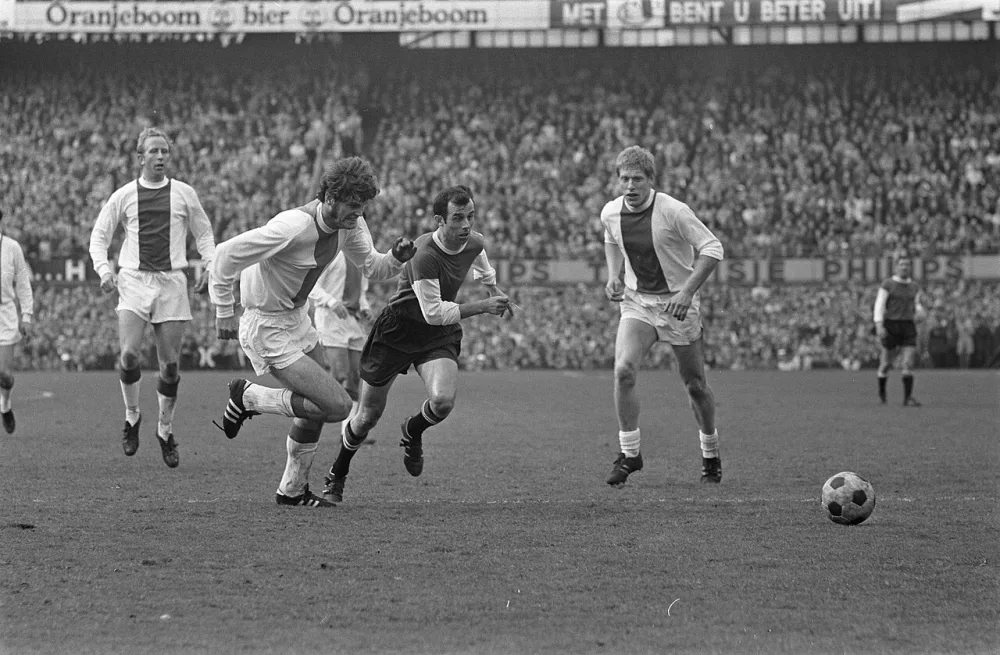 Feijenoord tegen Ajax 1-1 Moulijn in aanval, v.l.n.r. Groot, Hulshof, Moulijn, Pronk. Foto: Rob Mieremet / Anefo, Nationaal Archief (CC0).