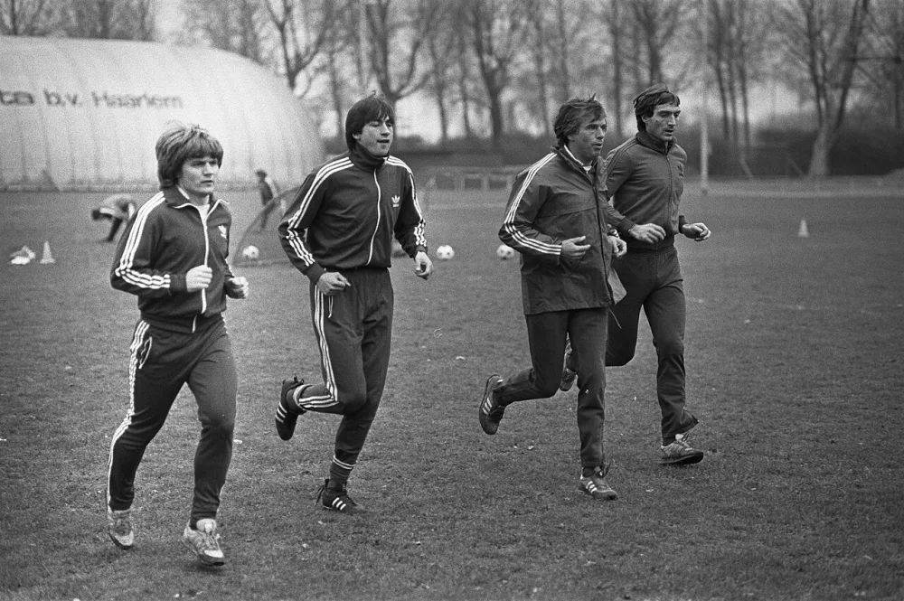 Van links naar rechts Van Til, Bouwens, Feyenoord-fysiotherapeut Van Breukelen en Jeliazkov. Foto: Marcel Antonisse / Anefo, Nationaal Archief (CC0).