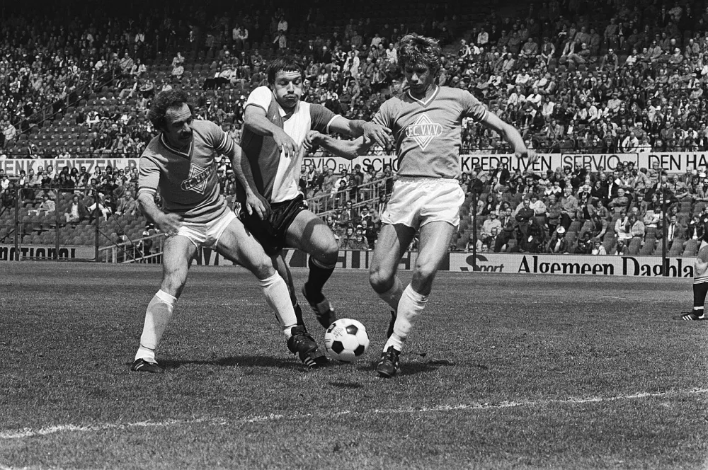 Van Deinsen (midden) in de tang tussen twee VVV spelers. Foto: Hans van Dijk / Anefo, Nationaal Archief (CC0).