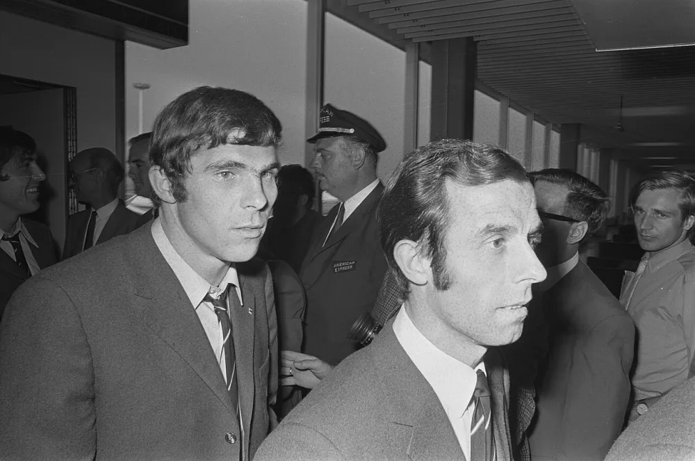 Elftal Feijenoord arriveert op Schiphol uit Argentinië; 5: W. van Hanegem, C. Moulijn. Foto: Joost Evers / Anefo, Nationaal Archief (CC0).