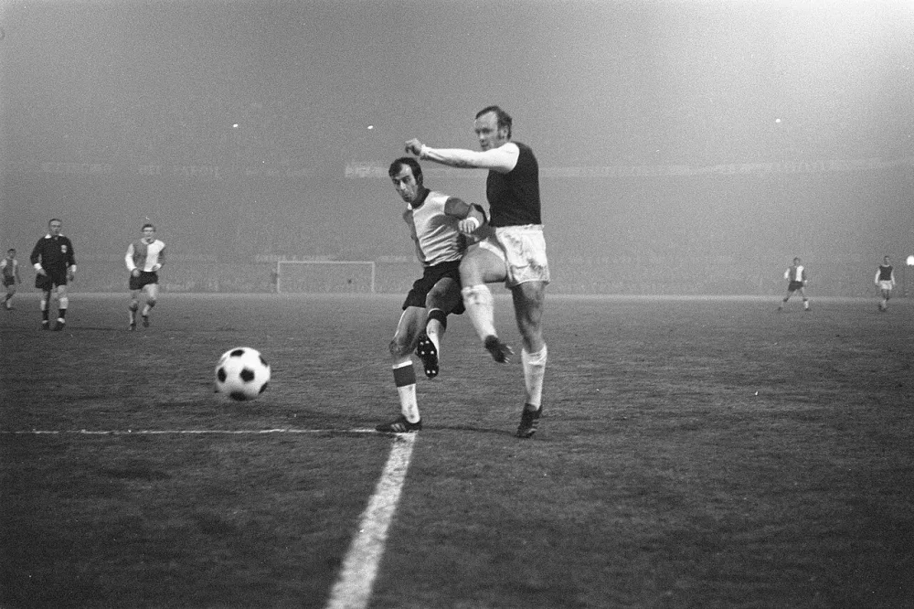 Coen Moulijn (links) in duel met een Legia-speler. Foto: fotograaf onbekend / Anefo, Nationaal Archief (CC0).