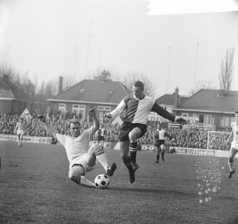 Go Ahead tegen Feyenoord, Harry Bild in duel met Thiemann ( Go Ahead ). Foto: Jac. de Nijs / Anefo, Nationaal Archief (CC0).