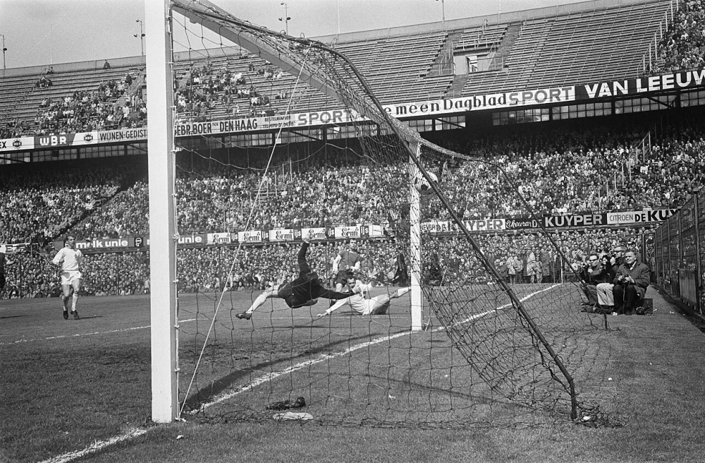 Feijenoord tegen Telstar 4-1 v.l.n.r. keeper van der Meeren, Moulijn en op grond Andre (Telstar). Foto: Eric Koch / Anefo, Nationaal Archief (CC0).