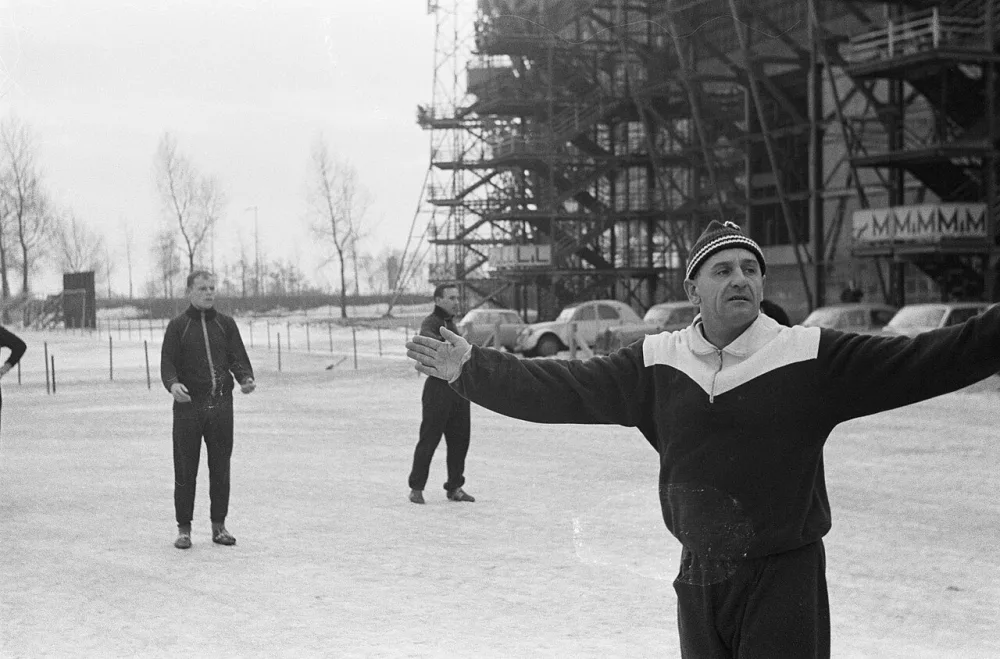 Feijenoord naar Zuid-Frankrijk vertrokken, training elftal [links Piet Romeyn, trainer Franz Fuchs geeft aanwijzingen]. Foto: Eric Koch / Anefo, Nationaal Archief (CC0).