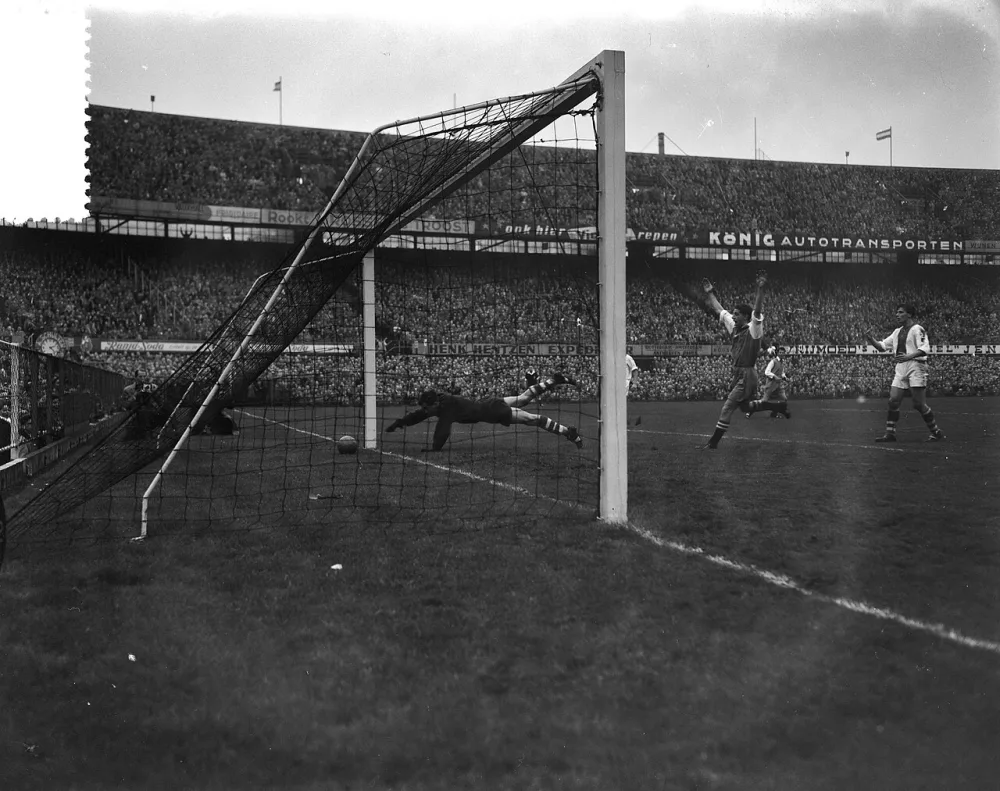 Voetbal Feyenoord tegen Ajax 7-3. Moulijn scoort derde doelpunt, Pieters Graafland is keeper. Foto: Harry Pot / Anefo, Nationaal Archief (CC0).