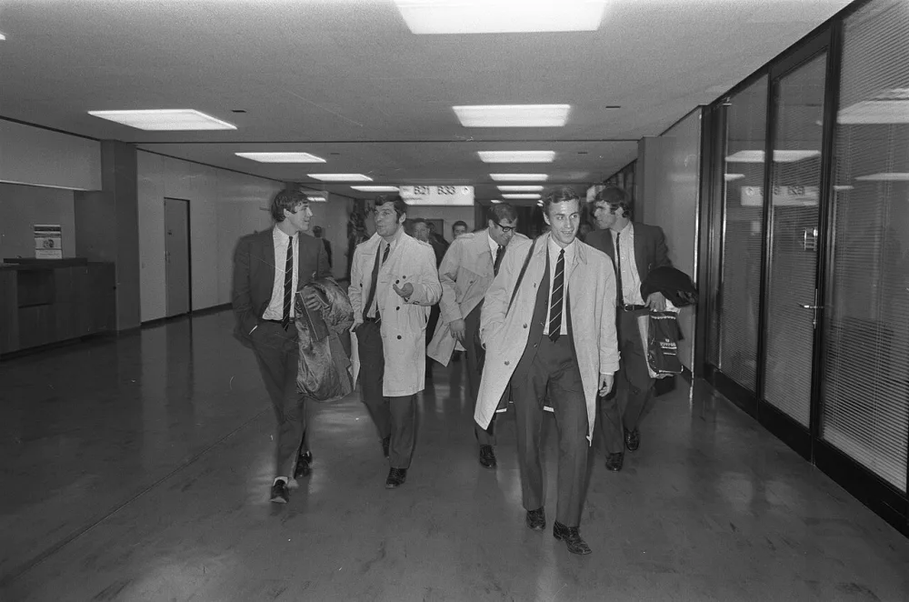 Elftal Feyenoord arriveert op Schiphol uit Milaan. Theo van Duivenbode, Theo Laseroms, Rinus Israel , Ove Kindvall, Wim van Hanegem. Foto: Rob Mieremet / Anefo, Nationaal Archief (CC0).
