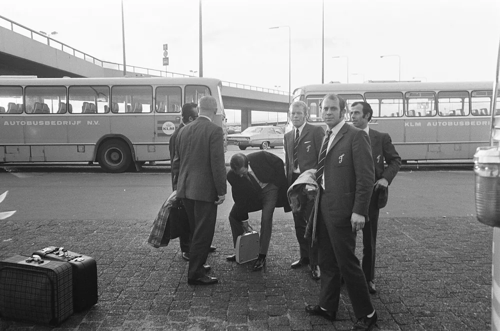 Elftal Feyenoord arriveert op Schiphol uit Milaan. Piet Romeijn, Eddy Treytel en Coen Moulijn. Foto: Rob Mieremet / Anefo, Nationaal Archief (CC0).