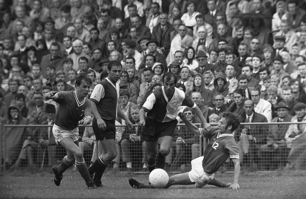 AGOVV tegen Feijenoord 0-5; KNVB-beker; Coun Moulijn (tweede van rechts) in aktie. Foto: Eric Koch / Anefo, Nationaal Archief (CC0).