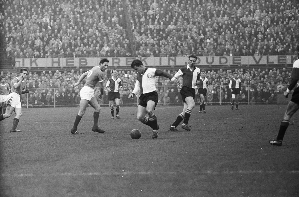 Feyenoord tegen Fortuna 54 1-1. Vlnr. Munsters (Fortuna), Wilkes (Fortuna), Moulijn, Kreijermaat, Klaassens. Foto: fotograaf onbekend / Anefo, Nationaal Archief (CC0).
