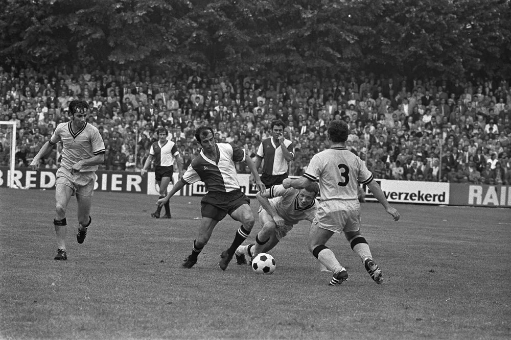 NAC tegen Feyenoord 1-2, (l) C. Moulijn in actie, links. Foto: Joost Evers / Anefo, Nationaal Archief (CC0).