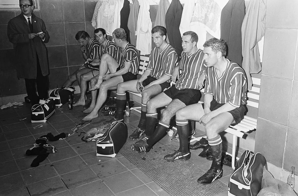 Real Madrid tegen Feyenoord 5-0 de spelers na afloop, v.l.n.r. Veldhoen, Moulijn, Romeijn, Haak, Bouwmeester, Weering. Foto: Eric Koch / Anefo, Nationaal Archief (CC0).