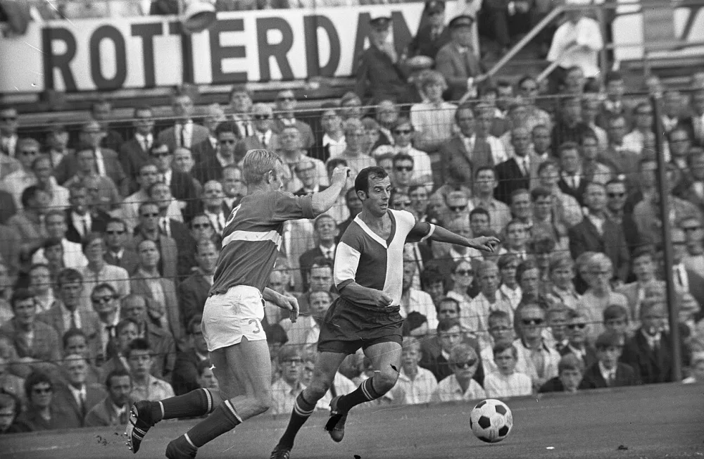 Feyenoord tegen GVAV 3-0, r. C. Moulijn (r) en Koeman (GVAV). Foto: Eric Koch / Anefo, Nationaal Archief (CC0).