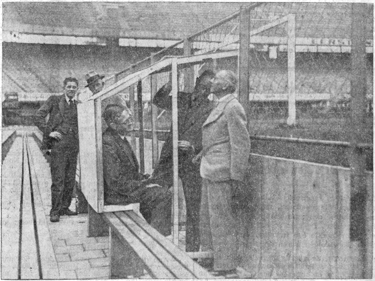 Architect Van der Linden en stadiondirecteur Hylkema inspecteren de tribune van het Stadion Feijenoord, juli 1937.
