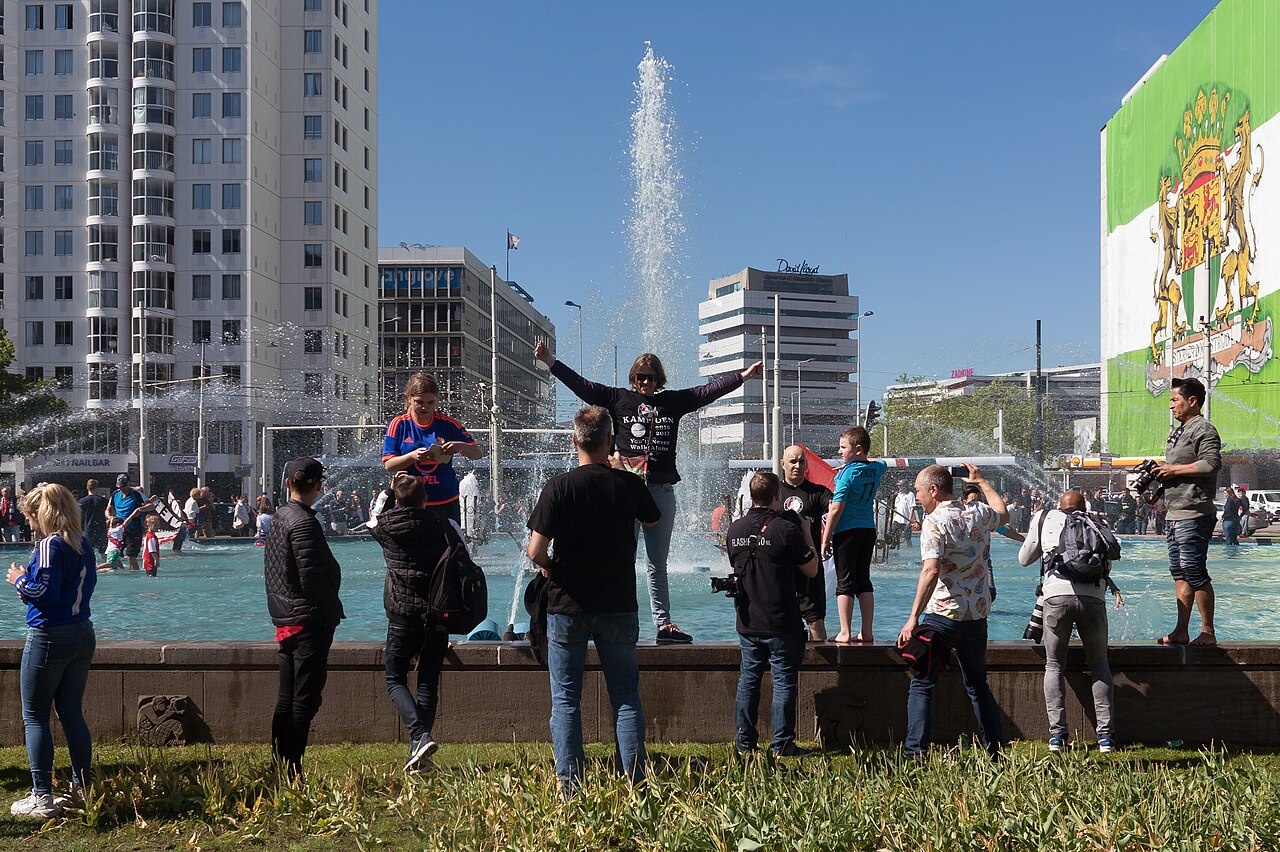 Supporters vieren de landstitel bij de fontein op het Hofplein, 14 mei 2017. Foto: Michielverbeek via Wikimedia Commons, CC BY-SA 4.0