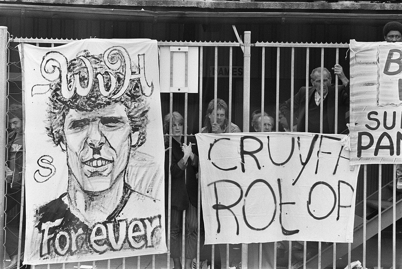 Spandoeken bij het afscheid van Willem van Hanegem, 4 juni 1983. Foto: Rob Bogaerts / Anefo, Nationaal Archief (CC0)